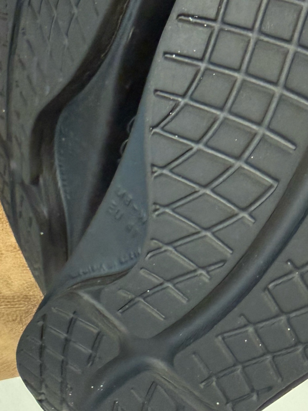 OOFOS Unisex Black and Silver Recovery Flip Sandals - Picture 4 of 5